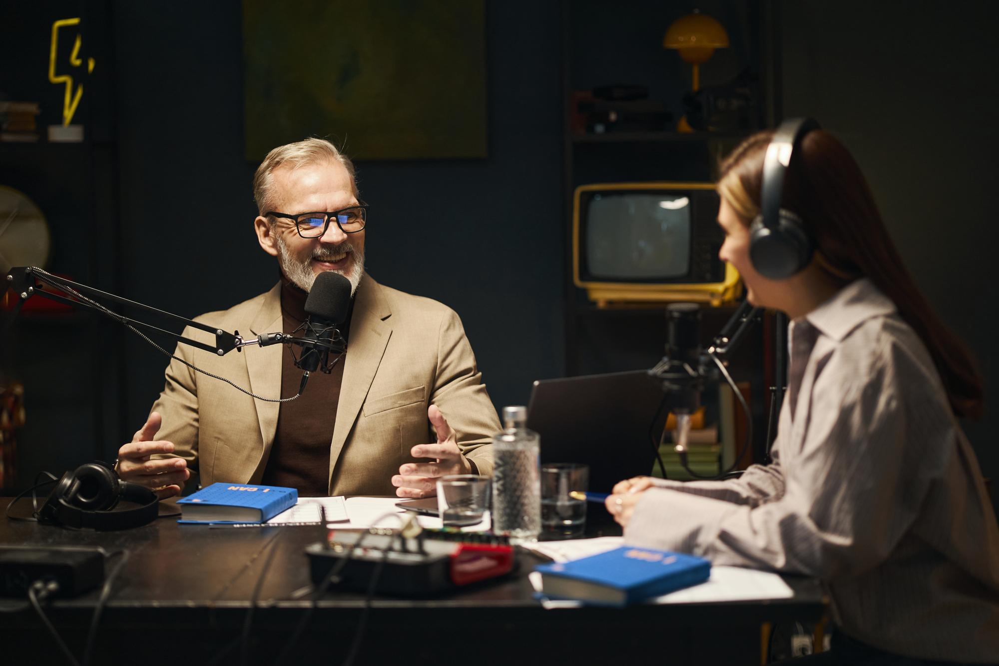 Redakcyjna scena: dziennikarz prowadzący wywiad w studio